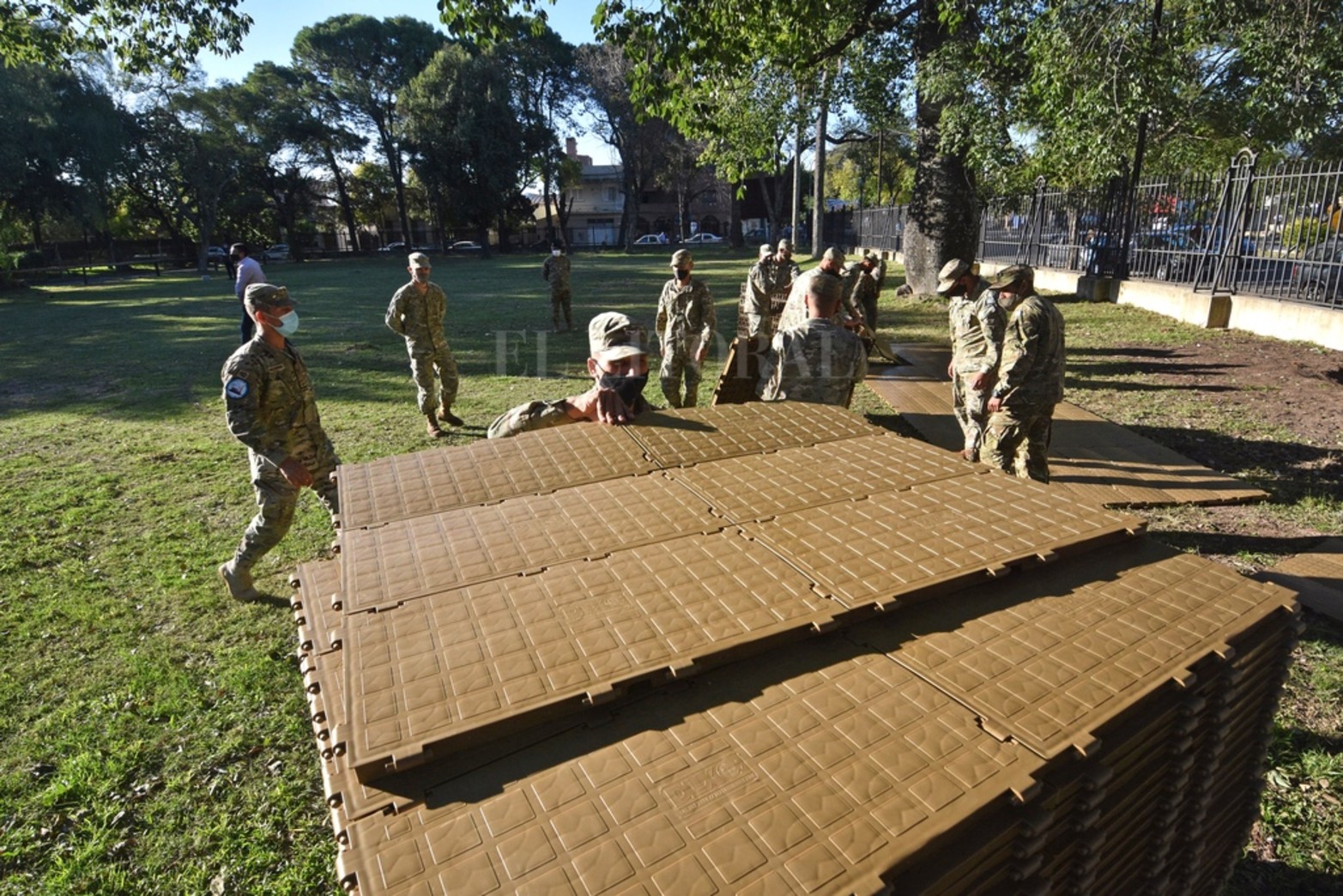 Las carpas tendrán iluminación, aire acondicionado y conexión de agua para lavado, con la intención de mantener la higiene permanentemente.