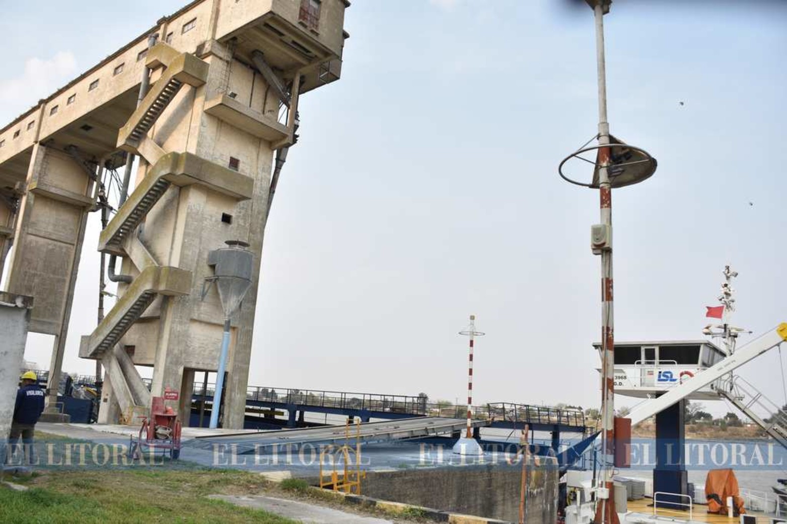 Media docena de barcos con granos de maíz salieron del Puerto de Santa Fe con destino a Montevideo en estos dos últimos meses.