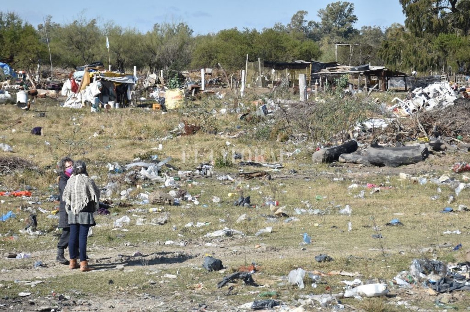 En el ejido de Arroyo Leyes, la comuna tira la basura en el valle de inundación de la laguna Setúbal.