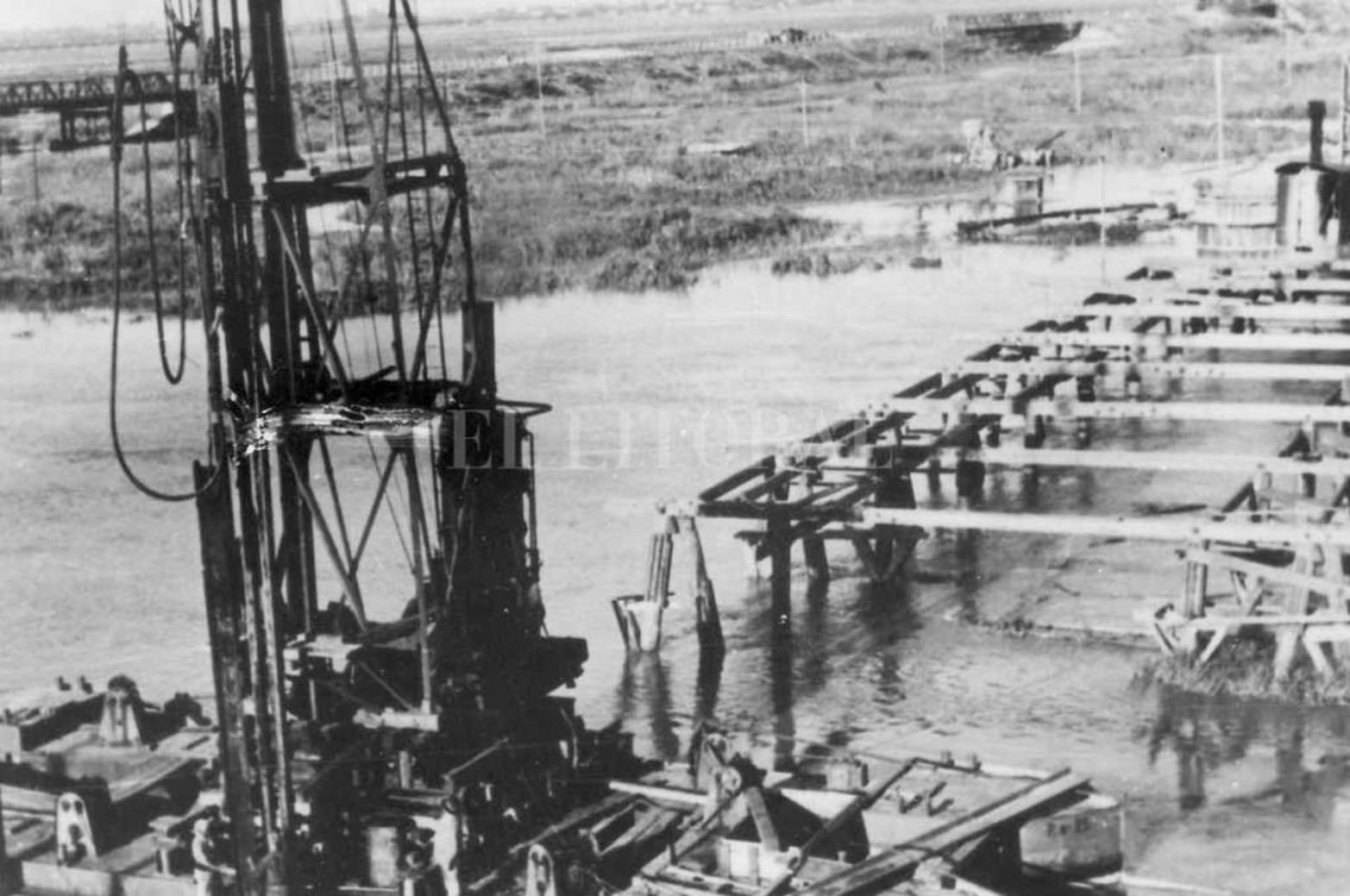 Tarea compleja. Para la construcción del puente se utilizaron barcazas que posibilitaron la realización de los difíciles trabajos, sobre todo los iniciales efectuados sobre el río Salado y su lecho.