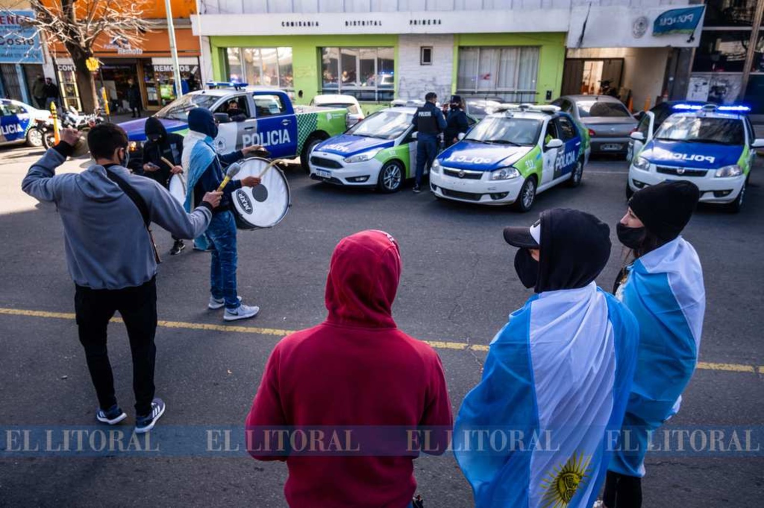La policía de la provincia de Buenos Aires reclama aumento de sueldo. Al ser una institución sin representación gremial, usaron los propios móviles oficiales para llevar adelante la protesta.