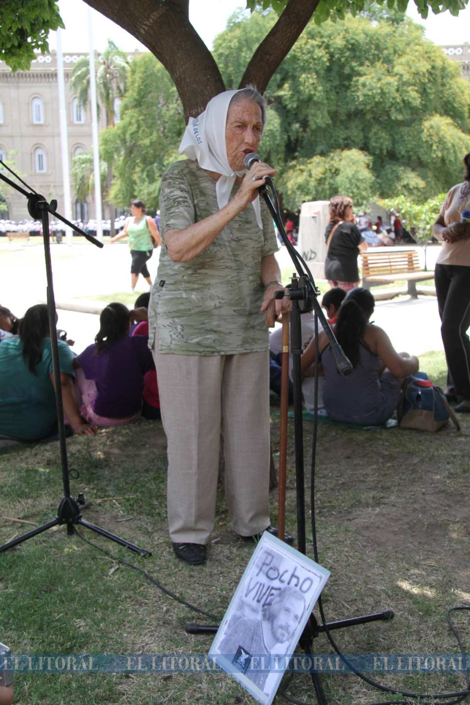 20 de diciembre de 2001. En plena crisis institucional en el país, a la sombra de un árbol en la plaza de mayo reclamando por el militante social acribillado por la policía de Santa Fe Pocho Lepratti.