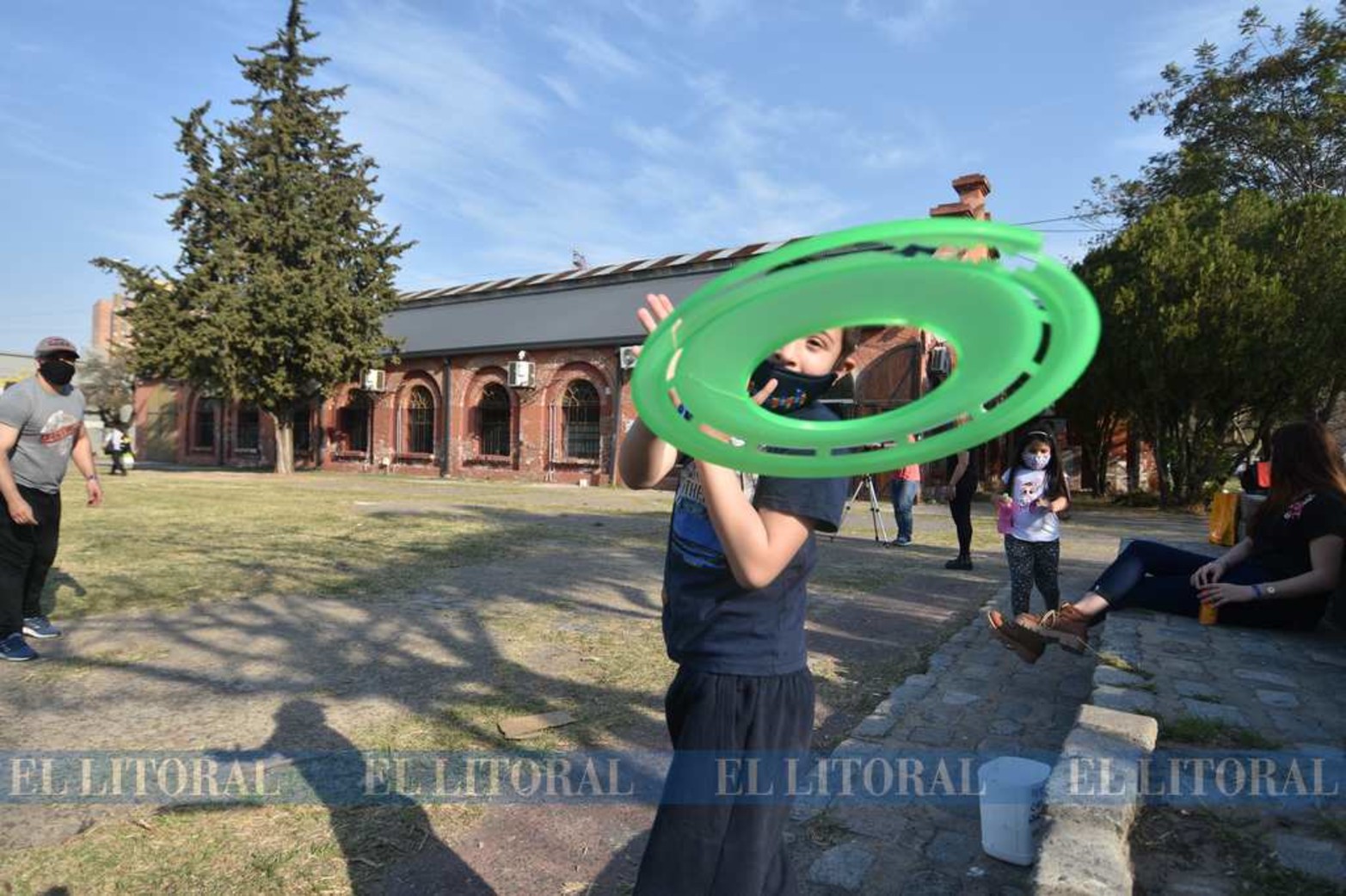 Pulseras azules. La idea surgió de María José Robles, mamá de Máximo, a quien a los 2 años y medio (hoy tiene 8) le diagnosticaron la condición. La repercusión fue tal que el producto fue pedido desde España, Chile, Paraguay, Uruguay y Bolivia.