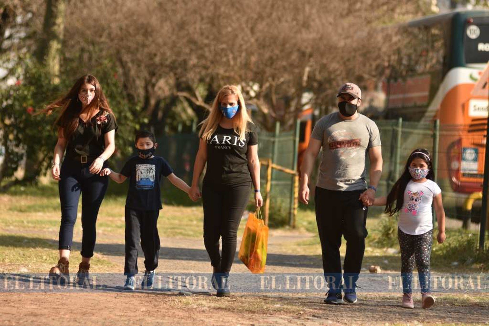 Pulseras azules. La idea surgió de María José Robles, mamá de Máximo, a quien a los 2 años y medio (hoy tiene 8) le diagnosticaron la condición. La repercusión fue tal que el producto fue pedido desde España, Chile, Paraguay, Uruguay y Bolivia.