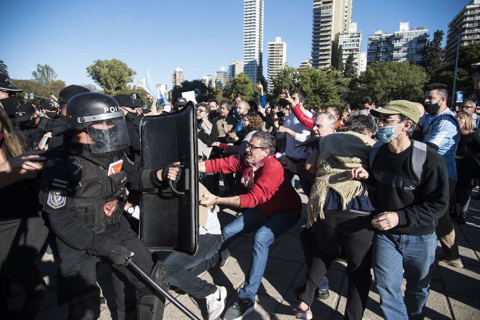 Un grupo numeroso de personas se manifestó en la zona del Monumento en contra de las medidas de aislamiento social que rigen hasta el 30 de junio. La Policía de la Provincia logró despejar la zona y se llevó detenidas a una veintena de personas.