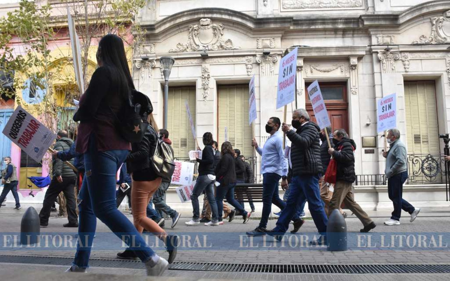 Los bares y hoteleros se movilizaron por la peatonal y llegaron hasta plaza 25 de mayo, frente a casa de gobierno. Entregaron un petitorio y armaron una mesa del dialogo. Siguen cerrados.