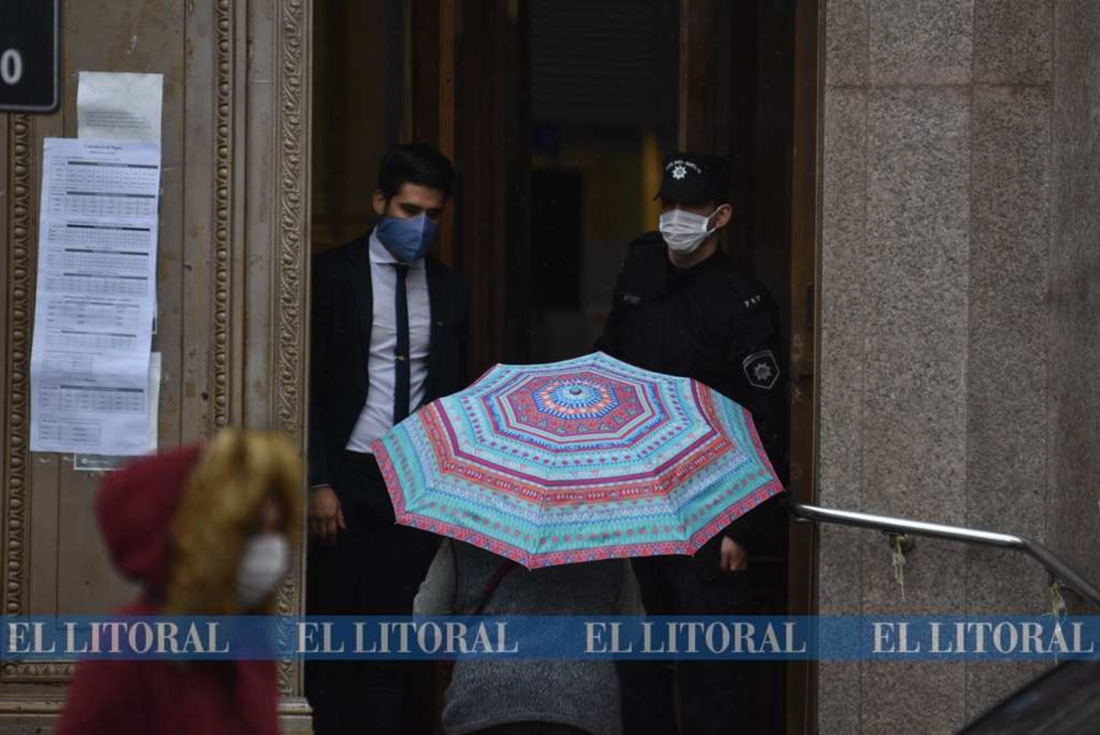 Ingreso con paragua a los bancos. Los días de lluvia los jubilados por orden de documentos pueden concurrir a las entidades bancarias.