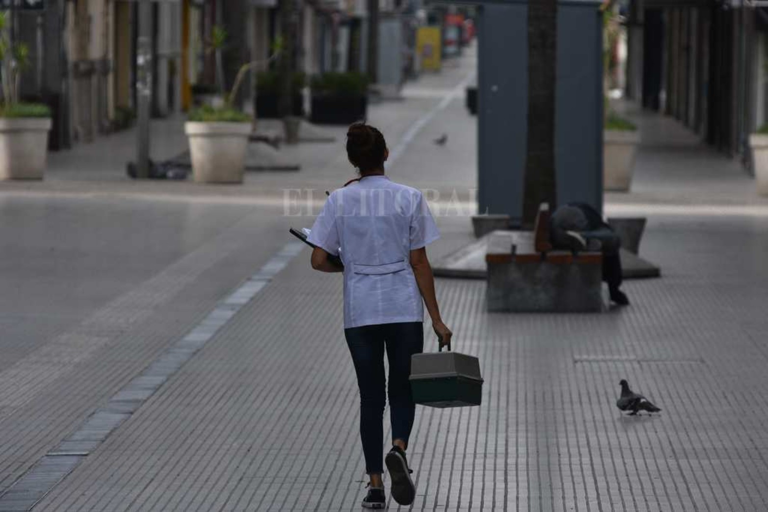 El aislamiento preventivo y obligatorio nos dejó imágenes como estas. Una peatonal vacía y un personal de salud camino a una atención domiciliaria.