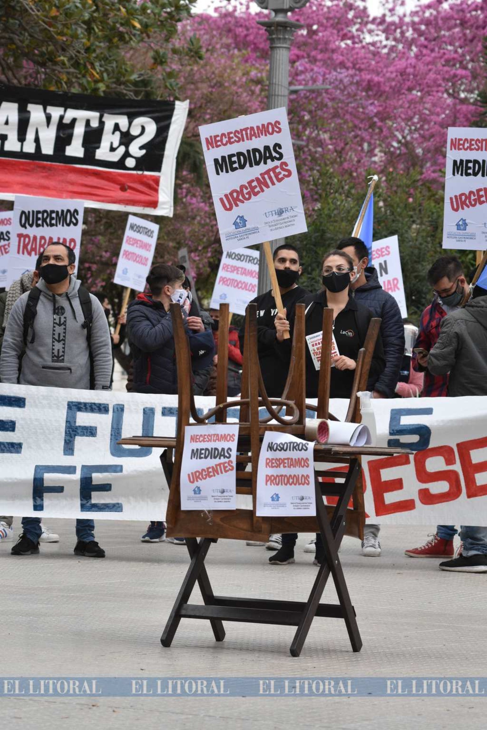 Los bares y hoteleros se movilizaron por la peatonal y llegaron hasta plaza 25 de mayo, frente a casa de gobierno. Entregaron un petitorio y armaron una mesa del dialogo. Siguen cerrados.