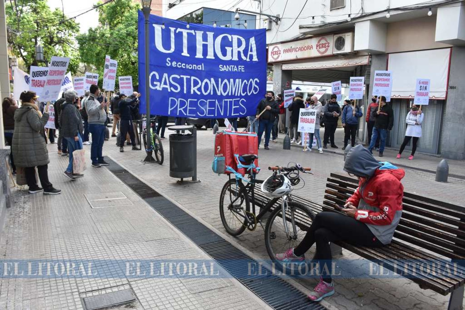 Los bares y hoteleros se movilizaron por la peatonal y llegaron hasta plaza 25 de mayo, frente a casa de gobierno. Entregaron un petitorio y armaron una mesa del dialogo. Siguen cerrados.