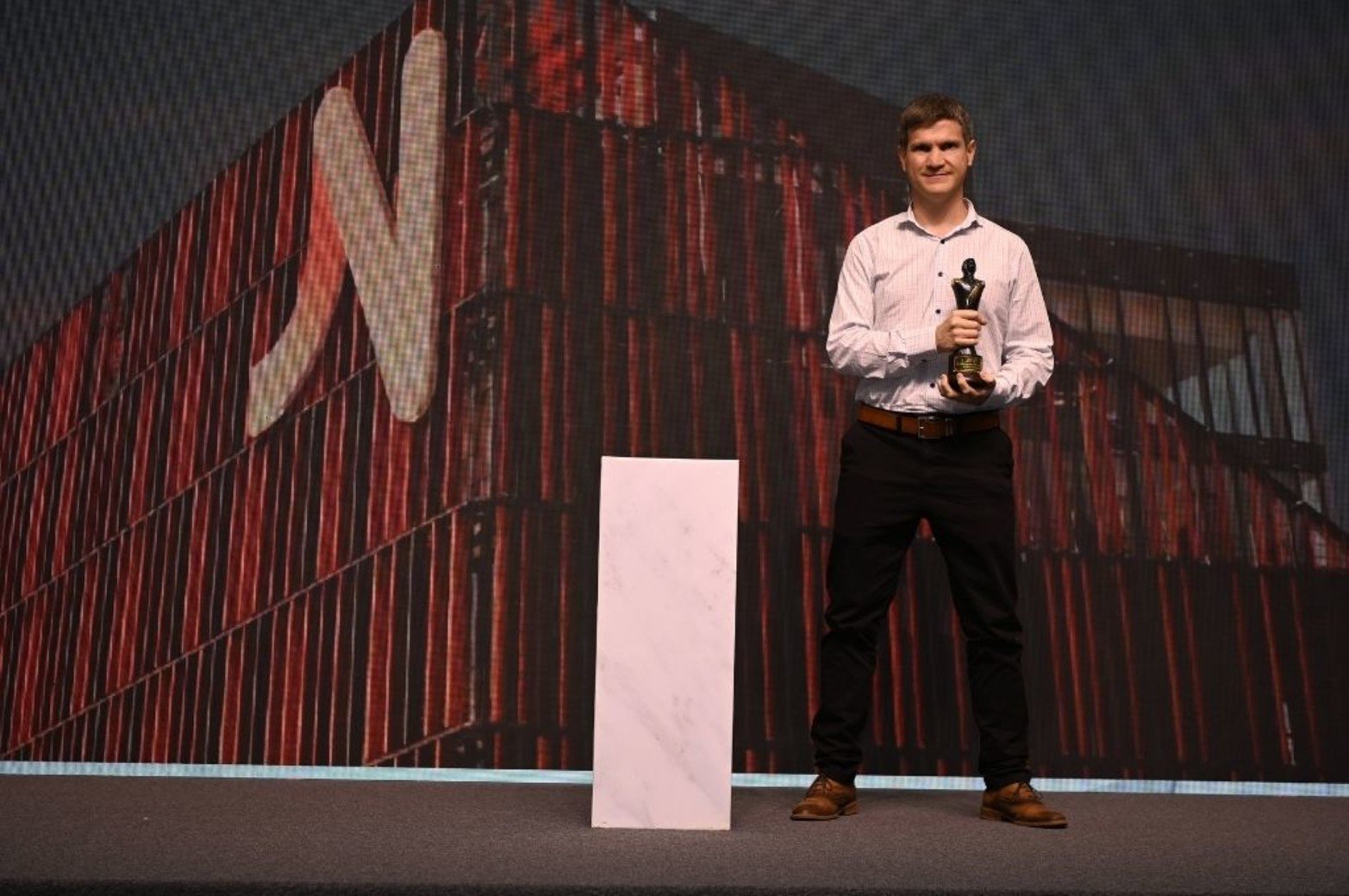 Ariel Manaril. Naranja.