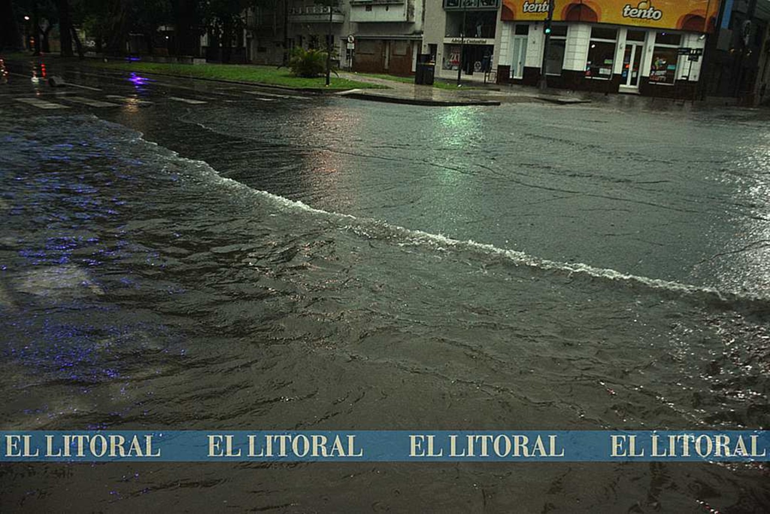 En varios sectores de la ciudad el agua volvió a acumularse. Unos 80 mm. cayeron sobre la ciudad.