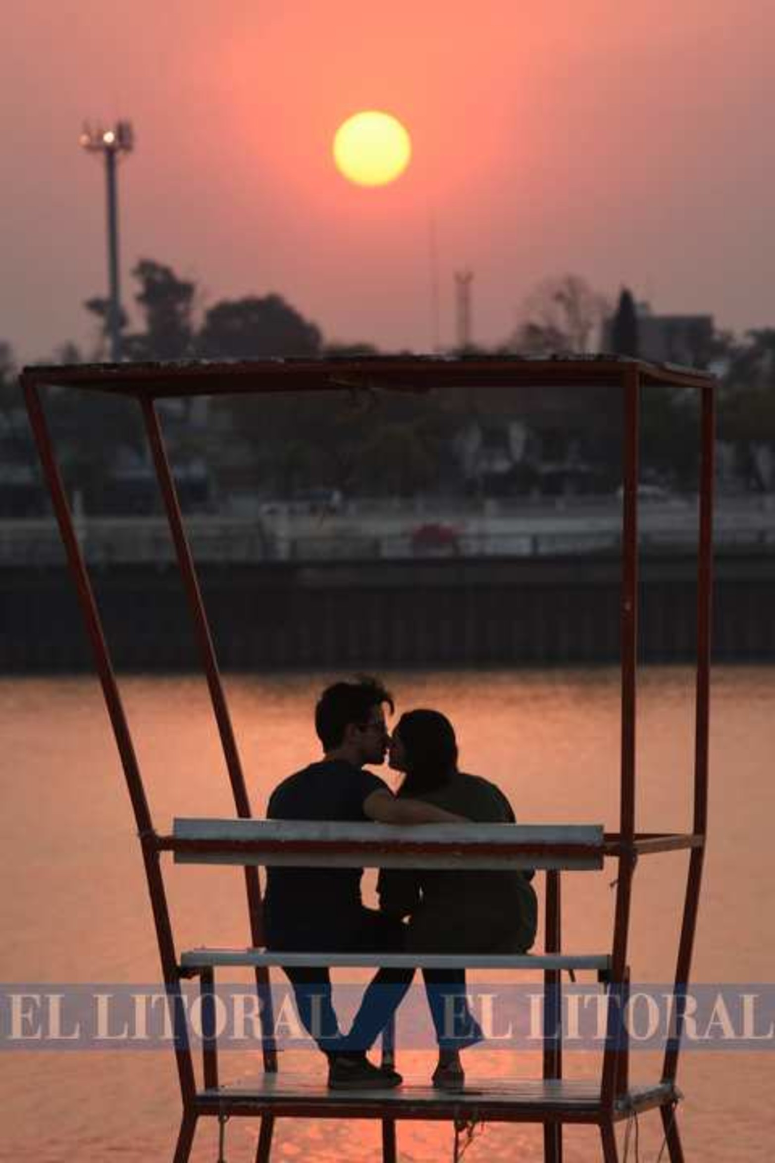 05 de agosto. El humo sobre la ciudad brindó atardeceres con tonos naranjas.