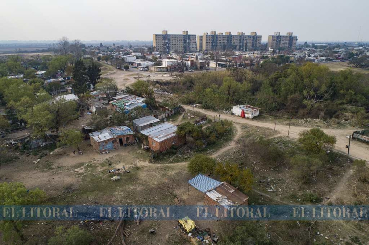 Planifican vinculación socio urbana para el asentamiento pegado al barrio El Pozo. Lo que fue la costanera de el barrio El Pozo, la playa de los Alisos, hace mas de una década se transformó en un asentamiento. La conflictividad para la convivencia, activó al municipio abordar la situación.