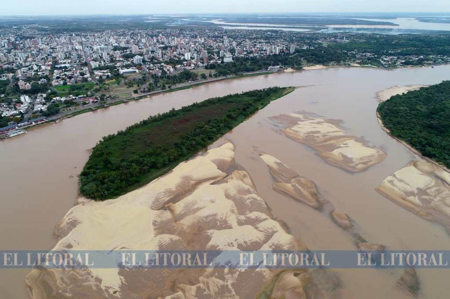 14 de mayo. Frente a la ciudad de Paraná aparecieron bancos de arenas que hacía mas de 50 años no pasaba.