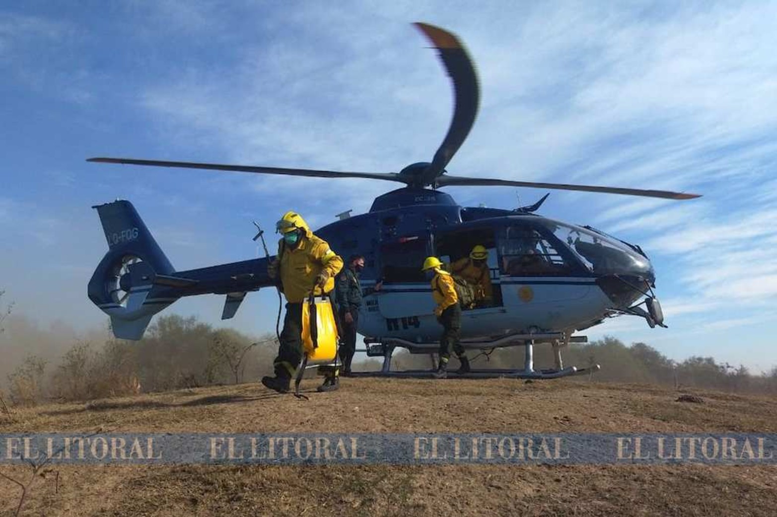 Ayer domingo dos helicópteros llevó cuadrillas que actuaron durante toda la tarde en zonas de islas impenetrables por tierra. Instruyen a Prefectura y a Gendarmería a que actúen de oficio.
