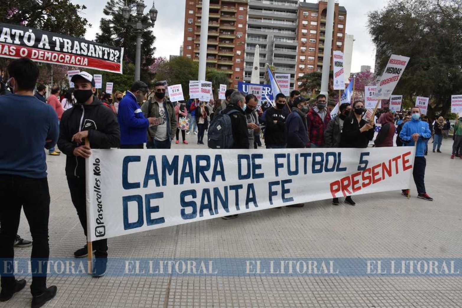 Los bares y hoteleros se movilizaron por la peatonal y llegaron hasta plaza 25 de mayo, frente a casa de gobierno. Entregaron un petitorio y armaron una mesa del dialogo. Siguen cerrados.