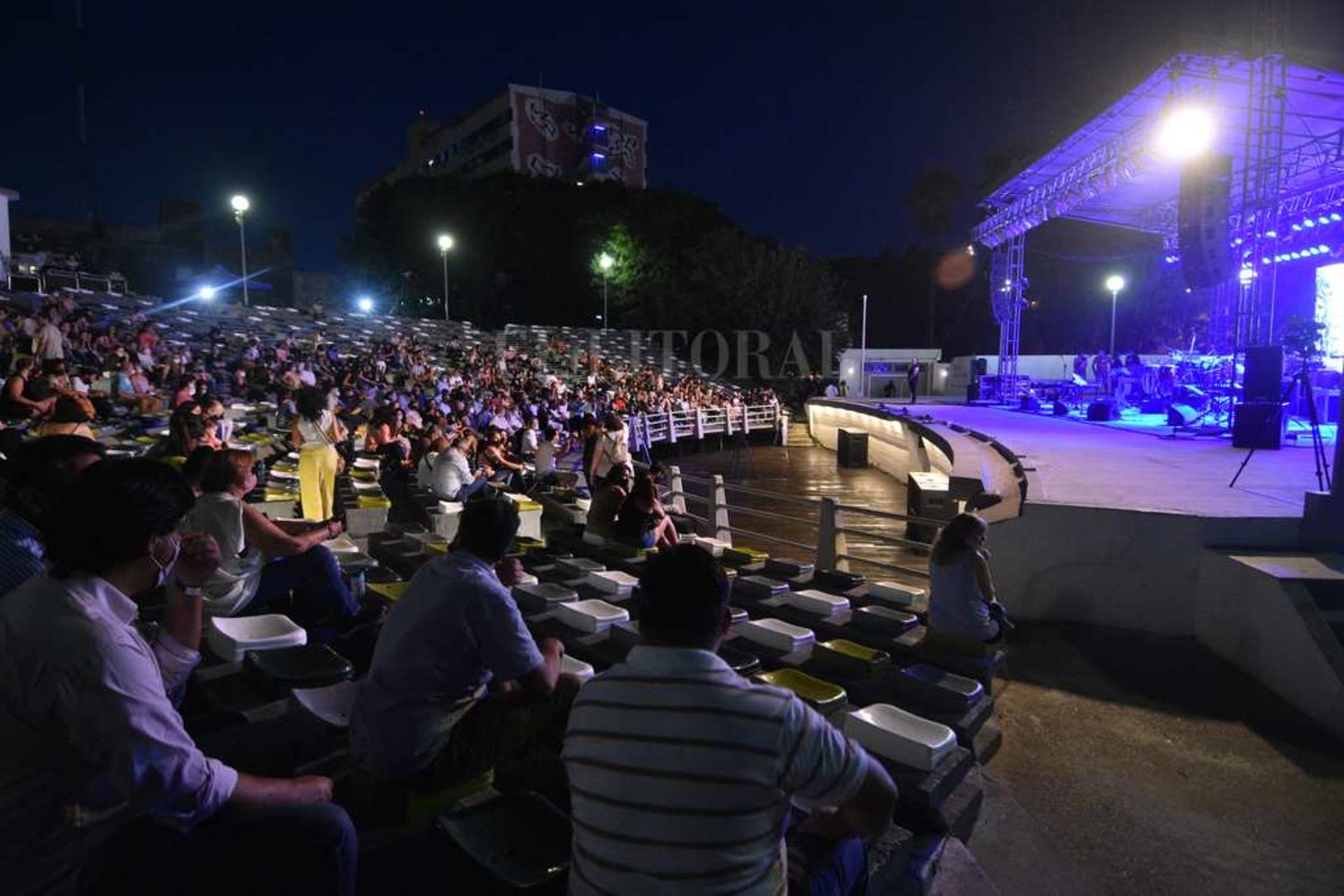 Las luces del escenario del Anfiteatro 'Juan de Garay' del Parque del Sur volvieron a encenderse y las antiguas gradas, devenidas en butacas, a recibir espectadores después de los trabajos de recuperación que demandaron seis meses.