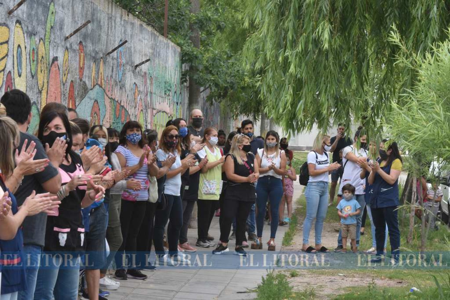 Cansados y sin respuestas. Seis robos en este año, dos en una semana. Alumnos, ex alumnos, padres, madres, docentes, no docentes y vecinos de la Escuela 111 Luis Borruat salieron a protestar para visibilizar el problema.