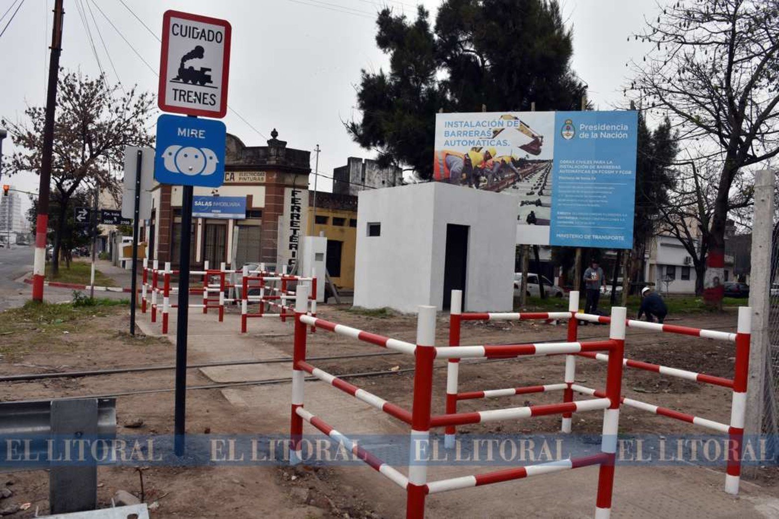 Barreras y corralitos sobre avenida López y Planes y Pasaje Irala.