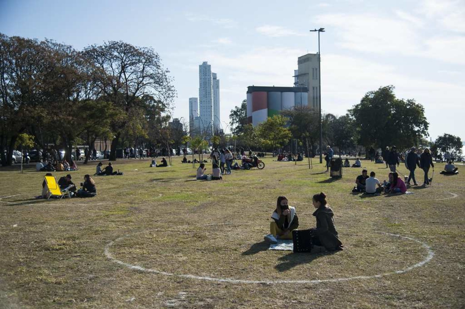 La iniciativa busca asegurar el cumplimiento de las medidas sanitarias establecidas durante los paseos familiares y afectivos en los fines de semana.