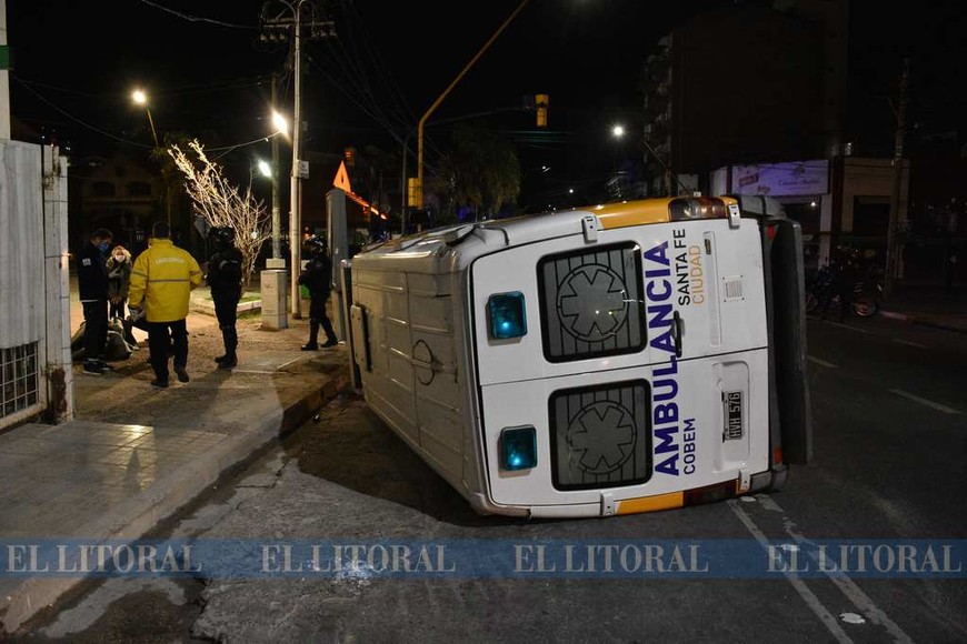 Ambulancia del Cobem rumbo a un accidente terminó volcada