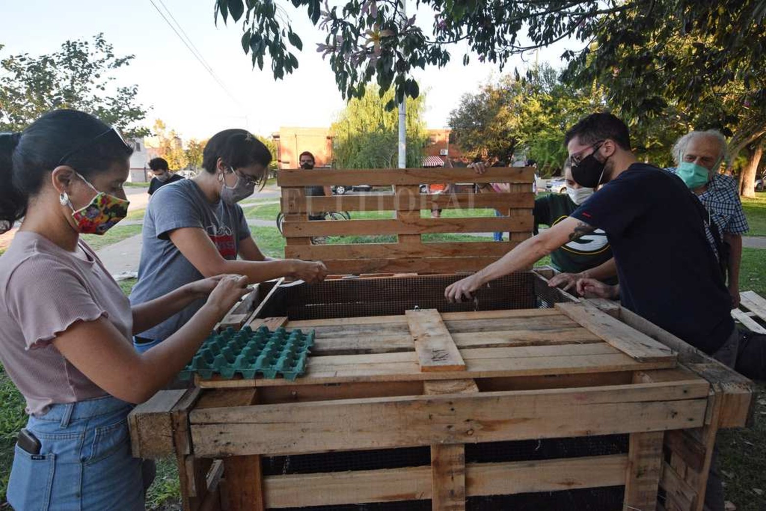 Fue instalada en la plaza Escalante. La prueba piloto será llevada adelante por los vecinos del barrio. Tiene entre sus objetivos disminuir la cantidad de residuos que se lleva a disposición final del relleno sanitario, y causar el menor impacto en el cambio climático.