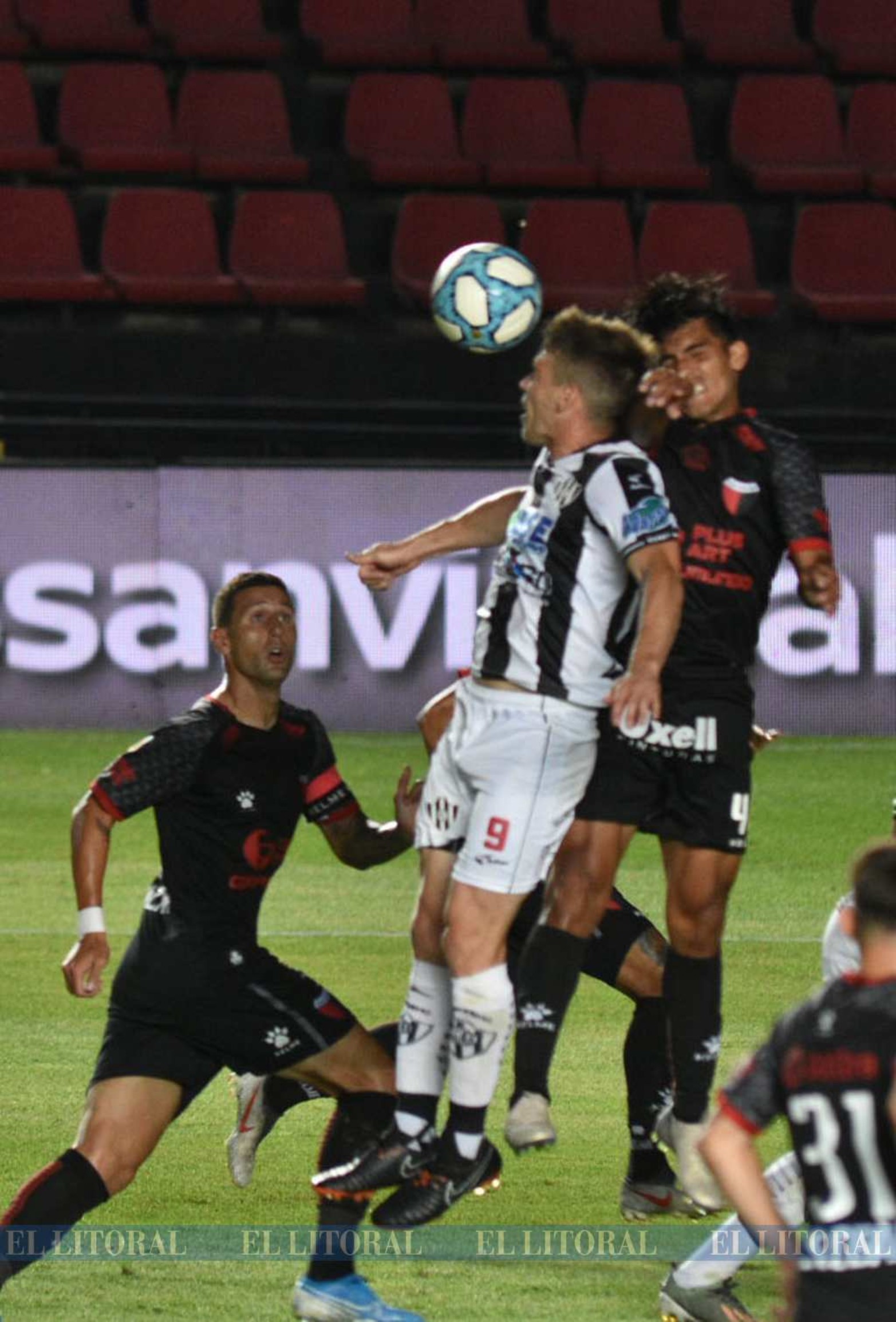 Escenas del encuentro entre Colón y Central Córdoba de Santiago del Estero.