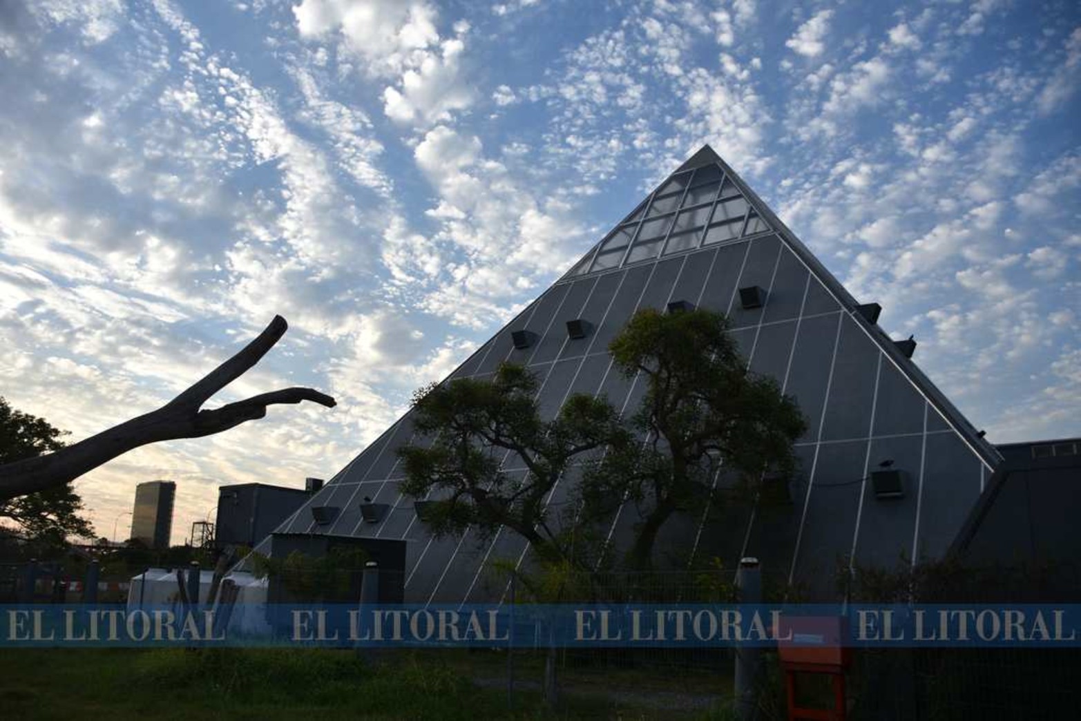 "La Pirámide" uno de los boliches que está sobre la autovía 168. La inseguridad es otro factor que se sumó.