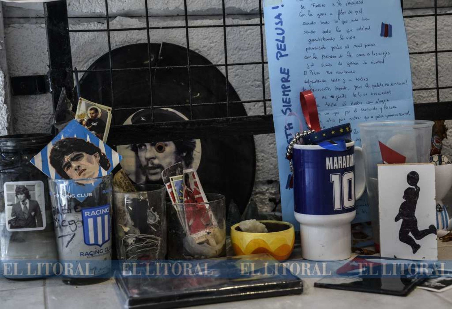 El santuario de Diego Maradona en Buenos Aires, en el barrio de La Paternal, se transforma en un punto de encuentro para calmar el dolor y donde día a día la gente deja su tributo al ídolo.