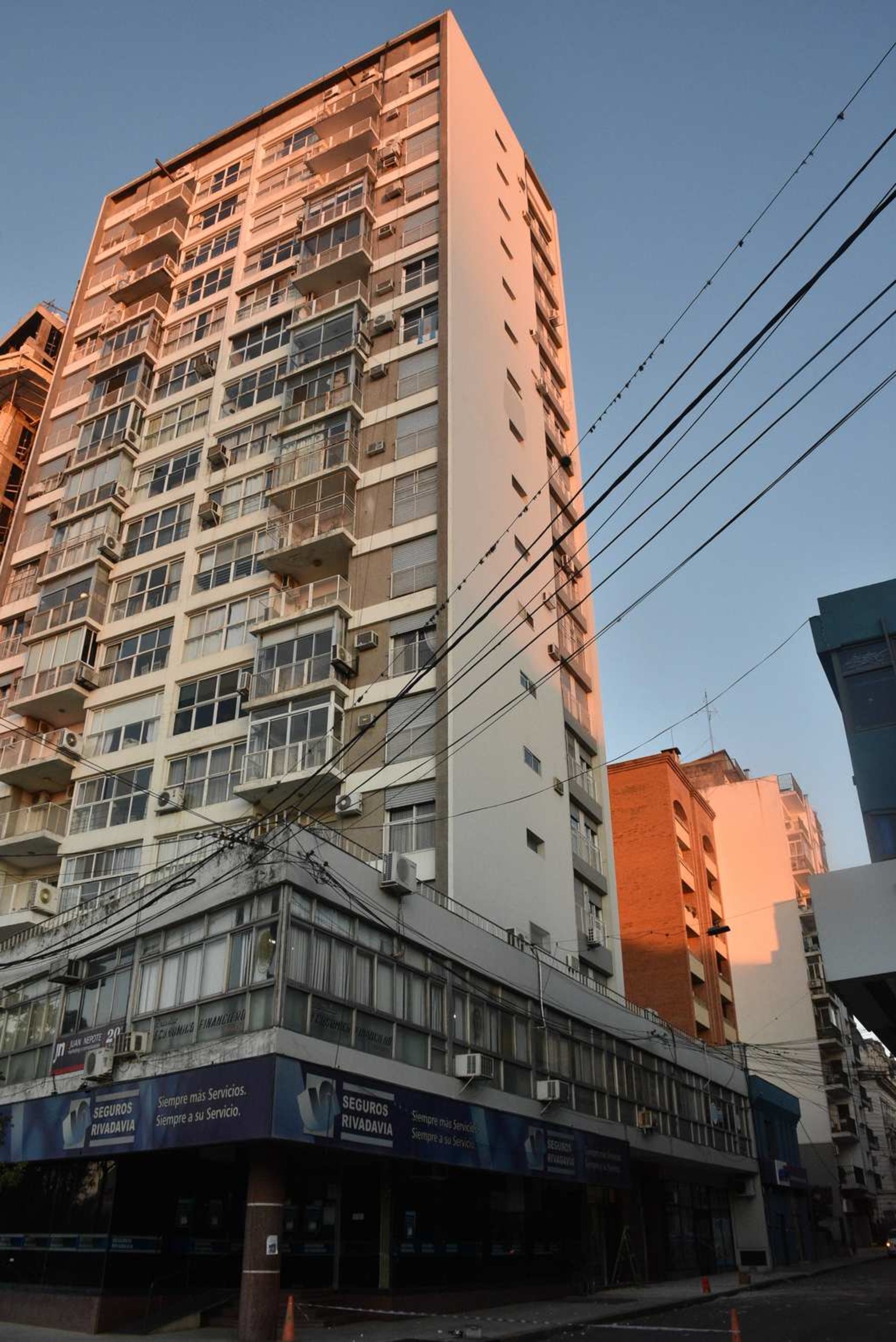 Tucumán y Rivadavia. Por calle Tucumán se ven los escombros que se cayeron.