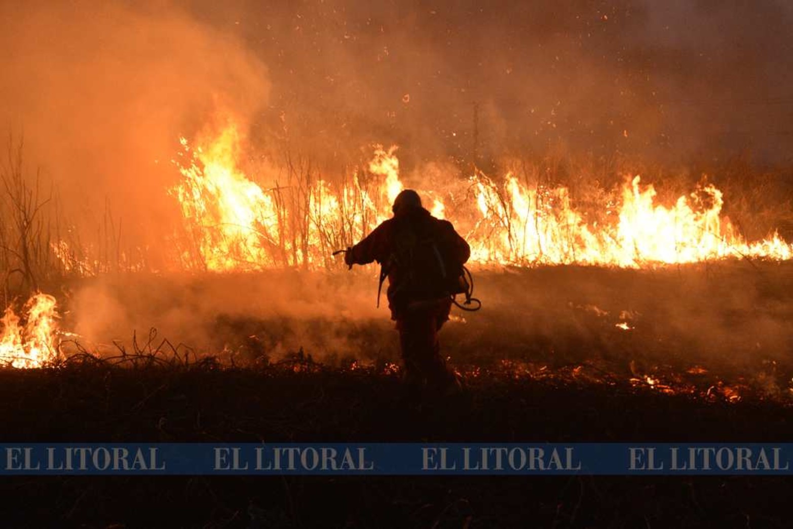 Las llamas impresionan. Combatir los focos de incendios de pastizales llevó a movilizar varias dotaciones de bomberos de la región.