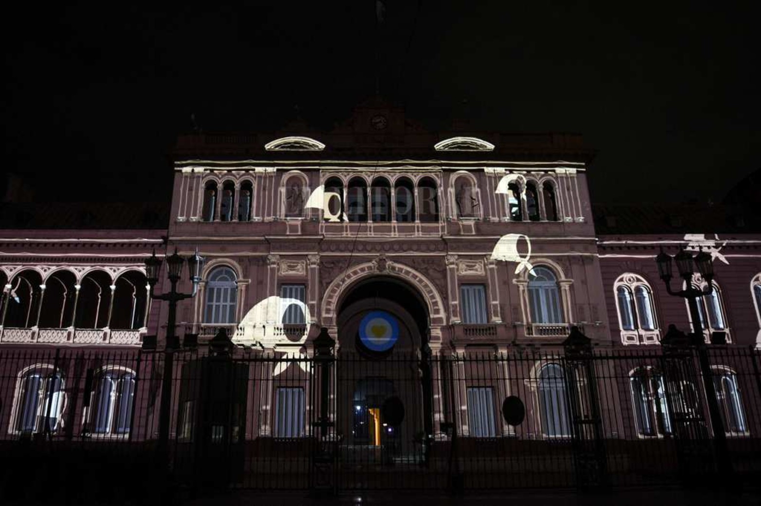 El Gobierno Nacional  proyectó sobre la Casa Rosada, a través del sistema mapping, imágenes de la lucha de las madres y abuelas de Plaza de Mayo al conmemorarse el 45 aniversario de haber iniciado el golpe de Estado Cívico Militar.