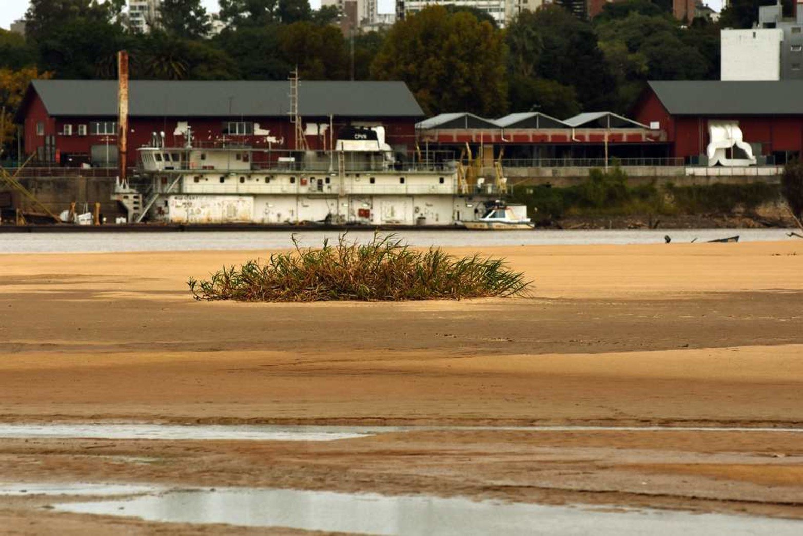 El banco de la isla puente con el fondo de puerto Nuevo.