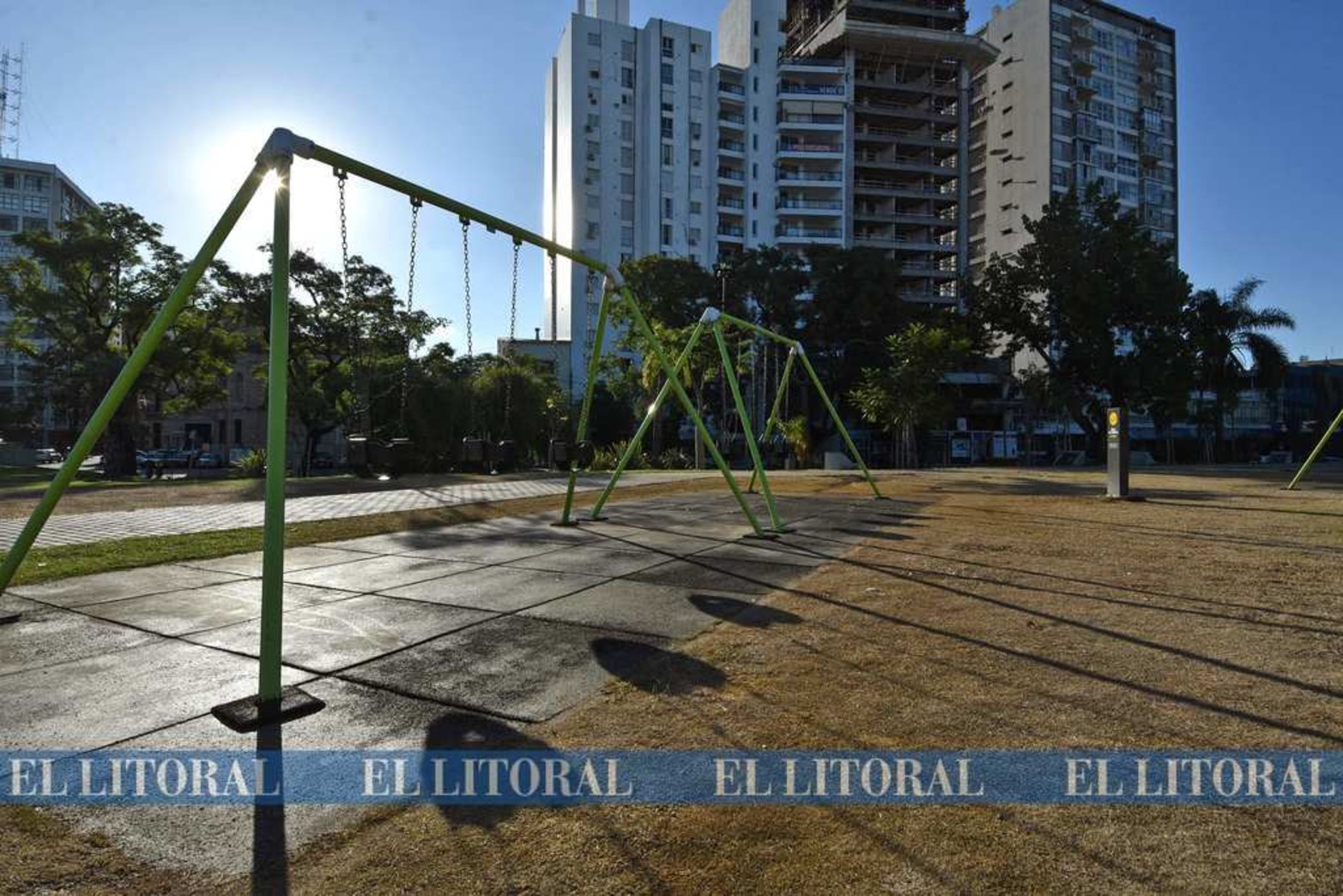 Un ejemplo los niños. Plazas vacías y calle sin niños.