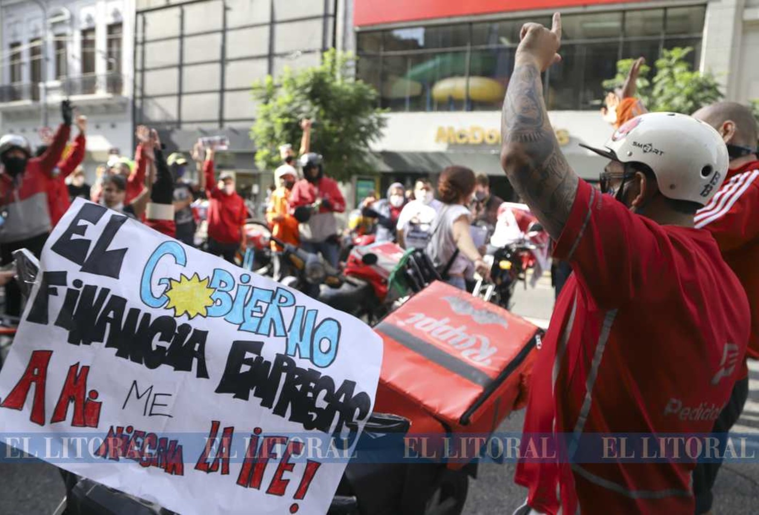 Trabajadores de aplicaciones de delivery y jóvenes precarizados protestan para reclamar mejoras en las condiciones de trabajo y pago del Ingreso Familiar de Emergencia (IFE).