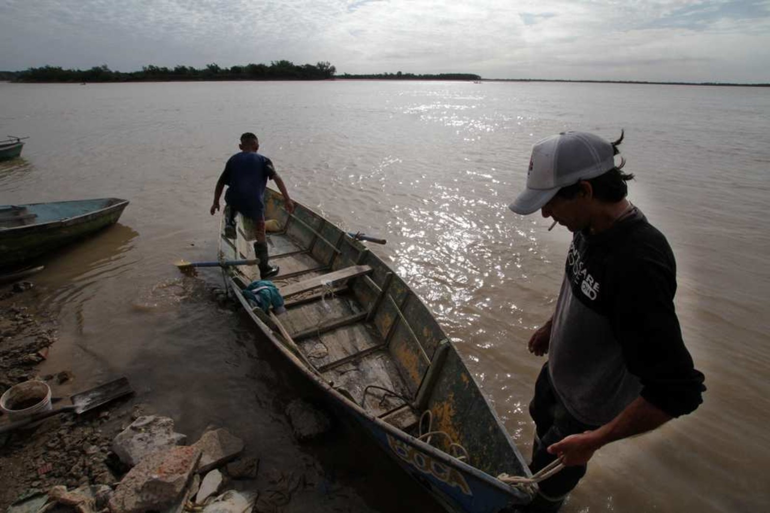 Puerto Sánchez y la pesca. Un postal mas del emblemático barrio que tiene su canción escrita por Jorge Méndez.