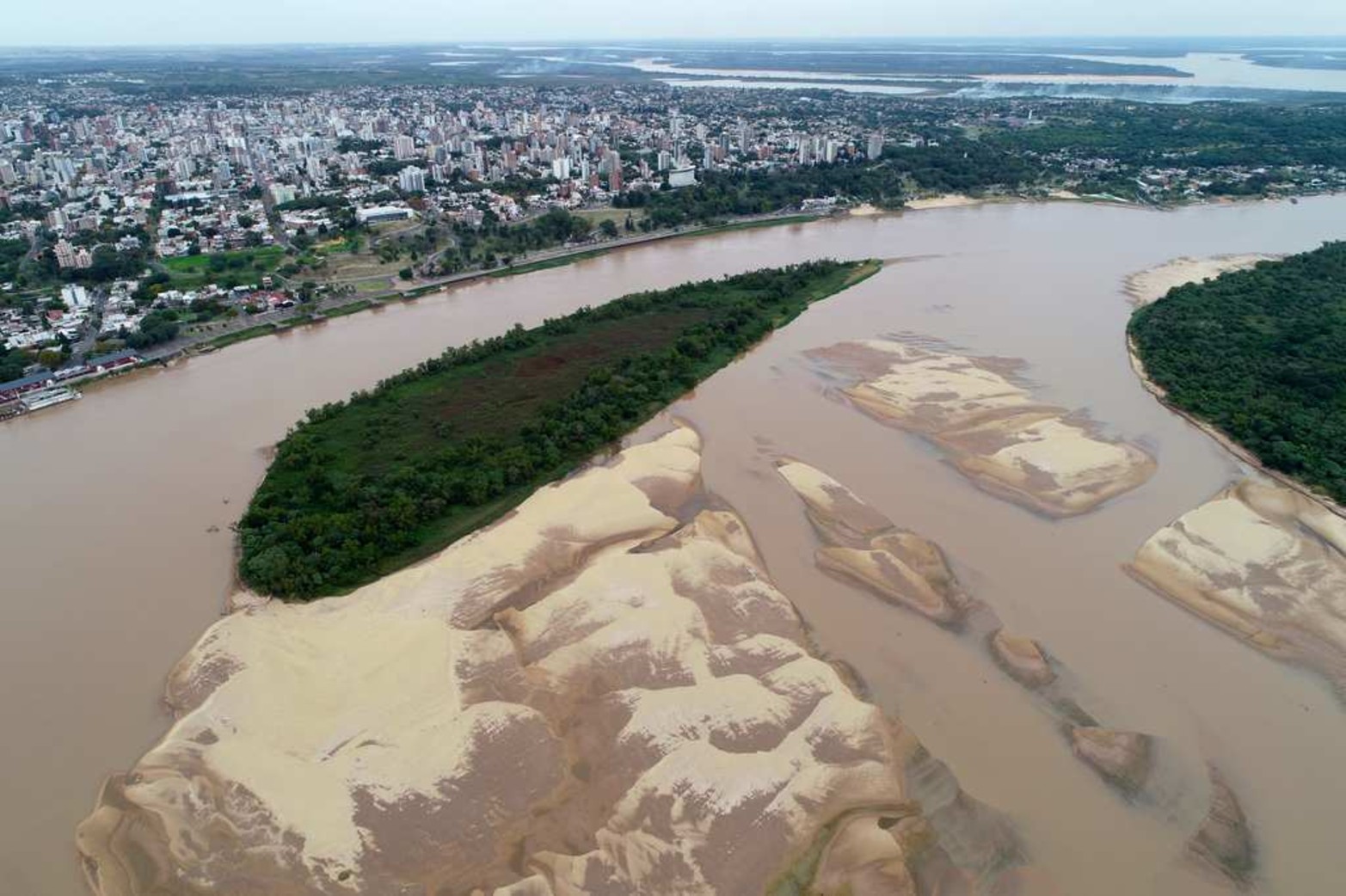 Se cruza caminando. Entre las Isla puente y Curipi.