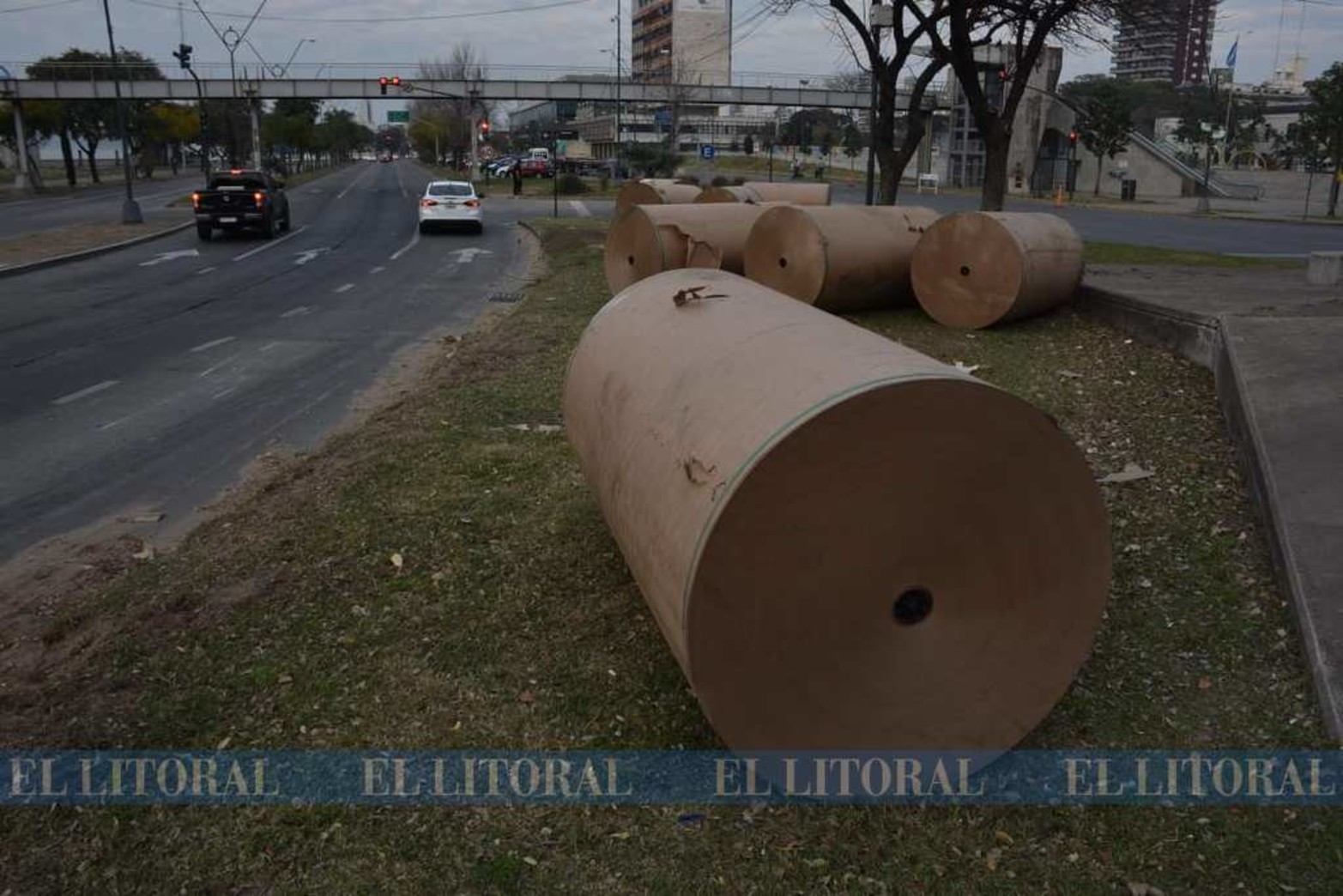 Hoy "volaron" bobina de papel. Con destino a Rafaela, a un camión se le cayeron casi diez bultos. Solo hubo daños materiales.