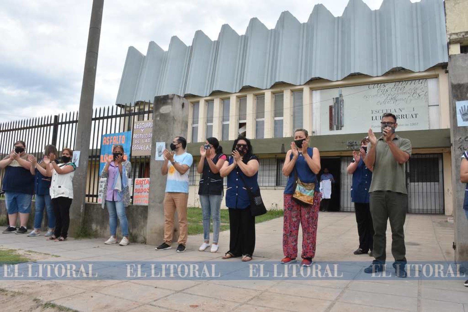 Cansados y sin respuestas. Seis robos en este año, dos en una semana. Alumnos, ex alumnos, padres, madres, docentes, no docentes y vecinos de la Escuela 111 Luis Borruat salieron a protestar para visibilizar el problema.