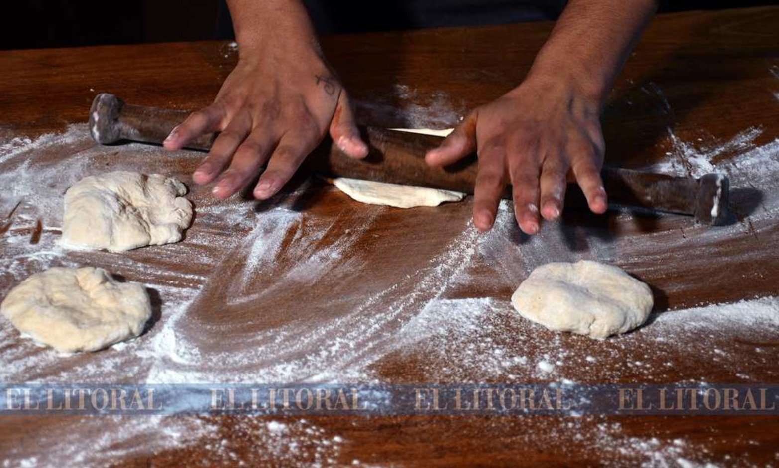 Harina sal y agua. Las tortas fritas son parte de la merienda en el Club Deportivo Gambeta.