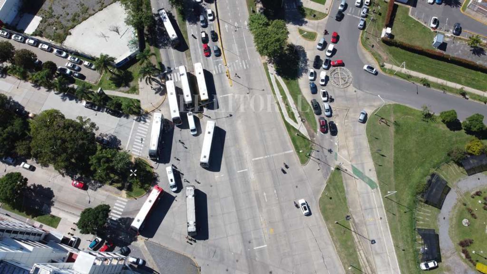 Desde el drone de El Litoral la vista aérea muestra avenida Alem y Belgrano.