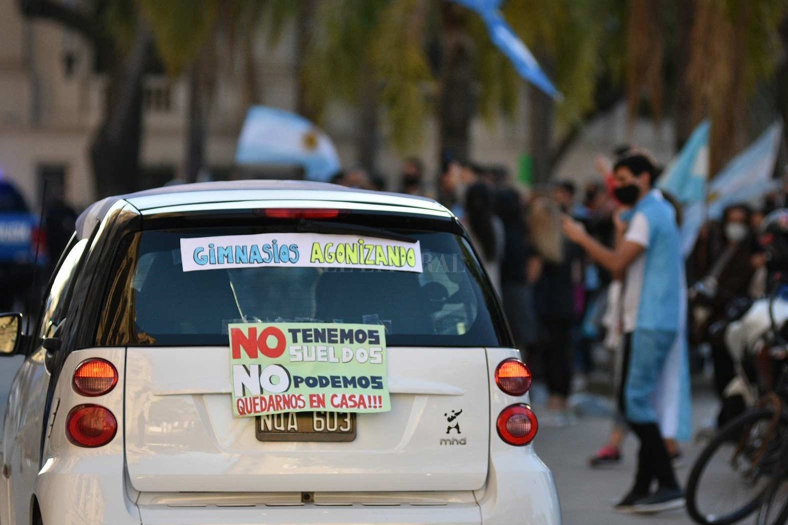 Comerciantes, gastronómicos y propietarios de gimnasios de la ciudad de Santa Fe se dieron cita frente a la Casa de Gobierno para protestar contra el nuevo cierre de actividades por el incremento de casos de coronavirus en la región.