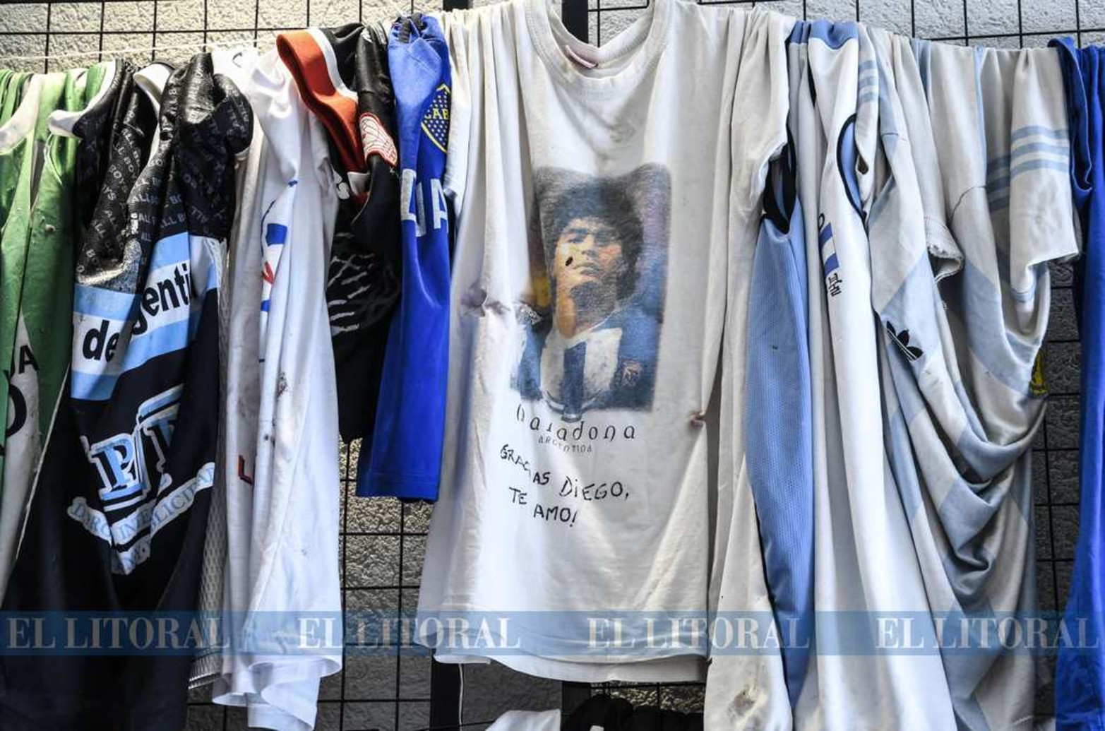 El santuario de Diego Maradona en Buenos Aires, en el barrio de La Paternal, se transforma en un punto de encuentro para calmar el dolor y donde día a día la gente deja su tributo al ídolo.
