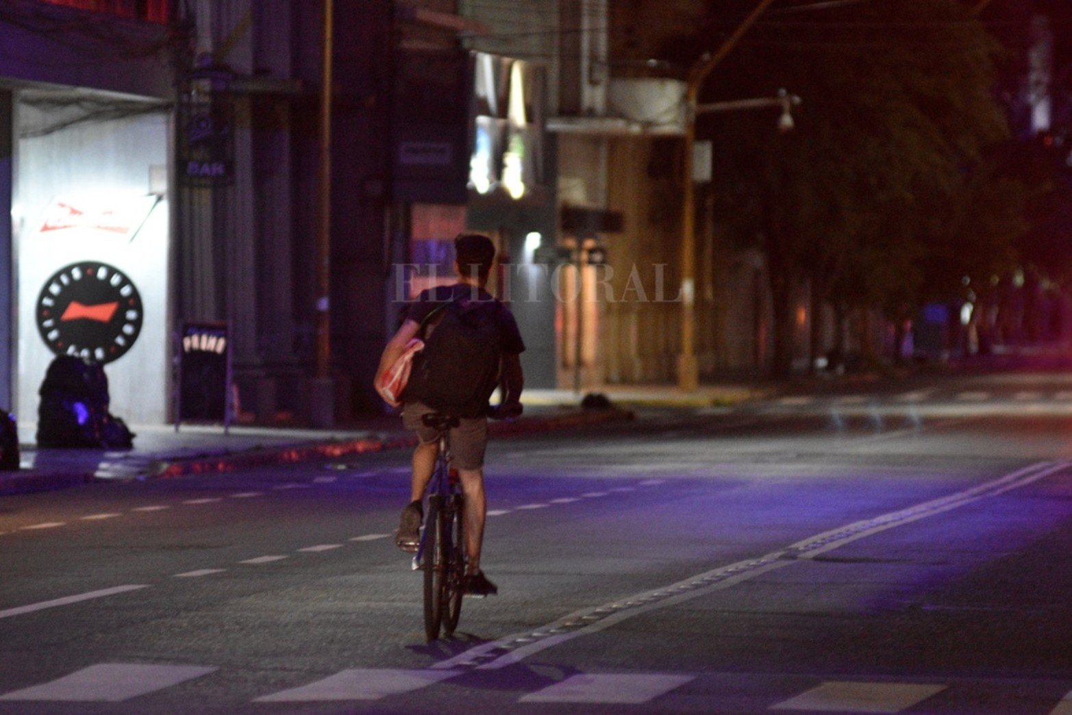 Otra vez calles vacías. Las nuevas medidas para afrontar la segunda ola del virus Sars-Covid2 establece restricciones nocturnas donde no se puede circular. La disposición busca evitar las reuniones sociales, donde se darían los mayores índices de contagios. Pablo Aguirre