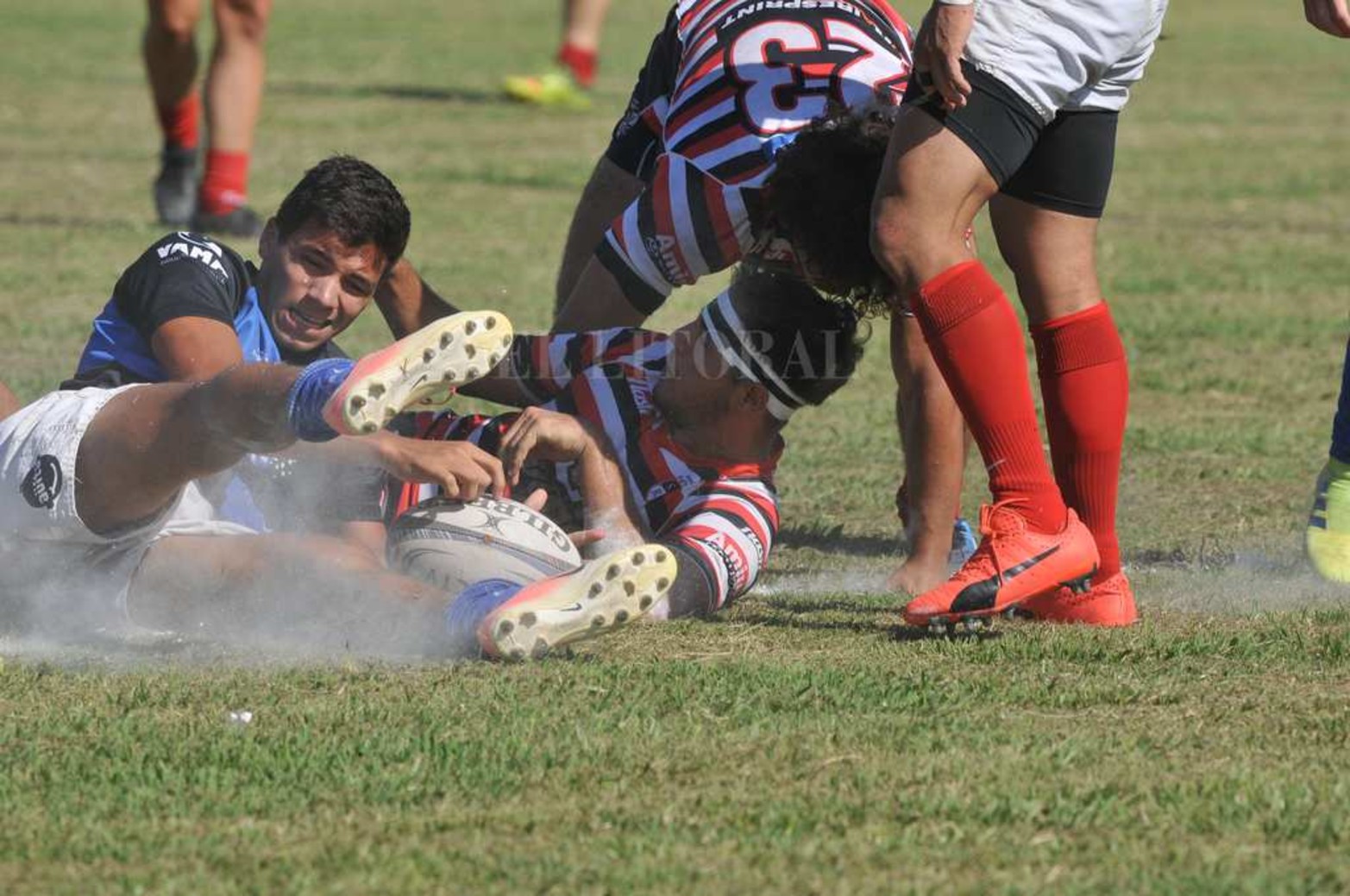 El rugby que fue uno de los primeros deportes en volver a entrenar en la ciudad pero hoy volvió a jugar un partido amistoso entre Universitario y Santa Fe Rugby.