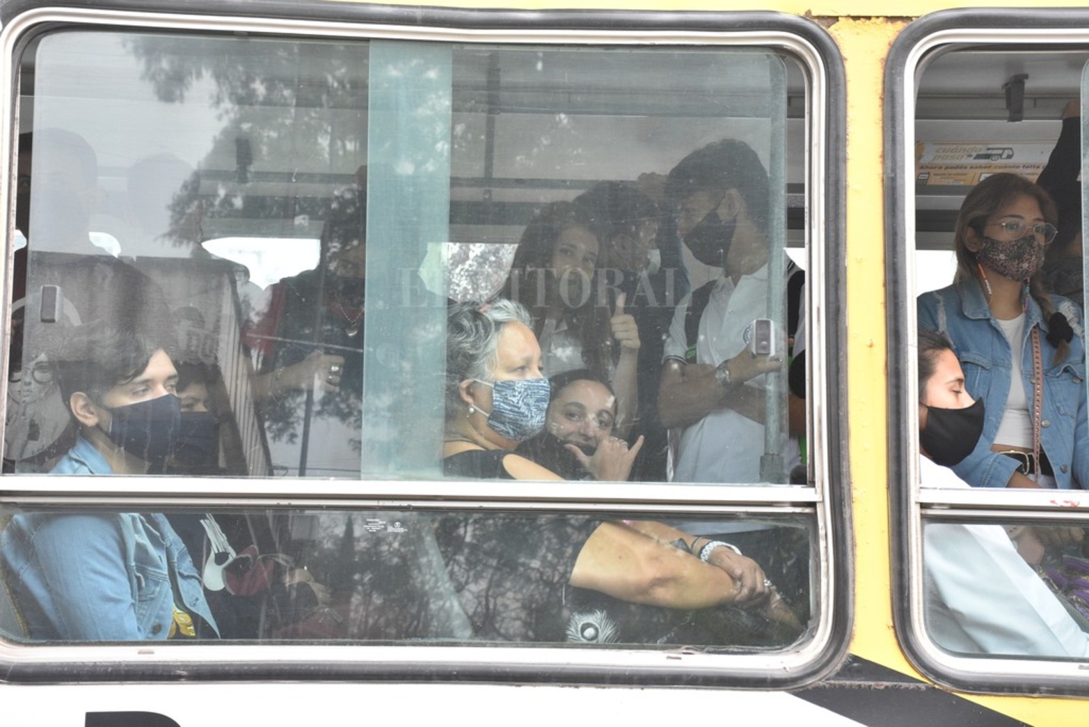 Repletos. Los colectivos en la franja horario de la salida de la escuela van con personas paradas.