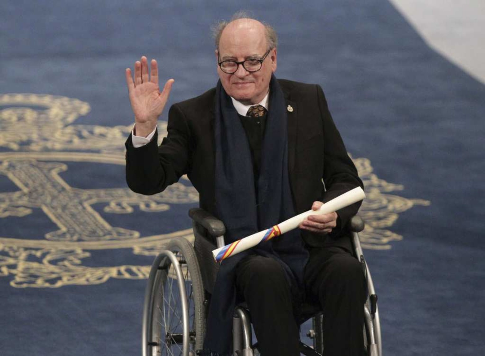 El humorista gráfico Joaquín Salvador Lavado Tejón, Quino, tras recibir de manos del rey Felipe VI, el Premio Príncipe de Asturias de Comunicación y Humanidades 2014.