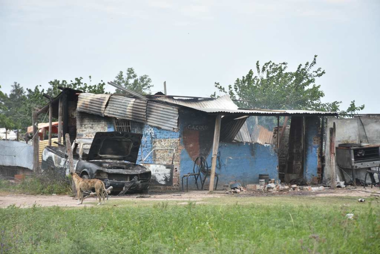 Las Vegas en Santo Tomé se iluminó de fuego. Una terrible disputa entre bandas llevó a que en la madrugada del viernes cerca de una docena de casas del barrio fueran incendiadas. El municipio pide ayuda a la provincia para controlar la situación.