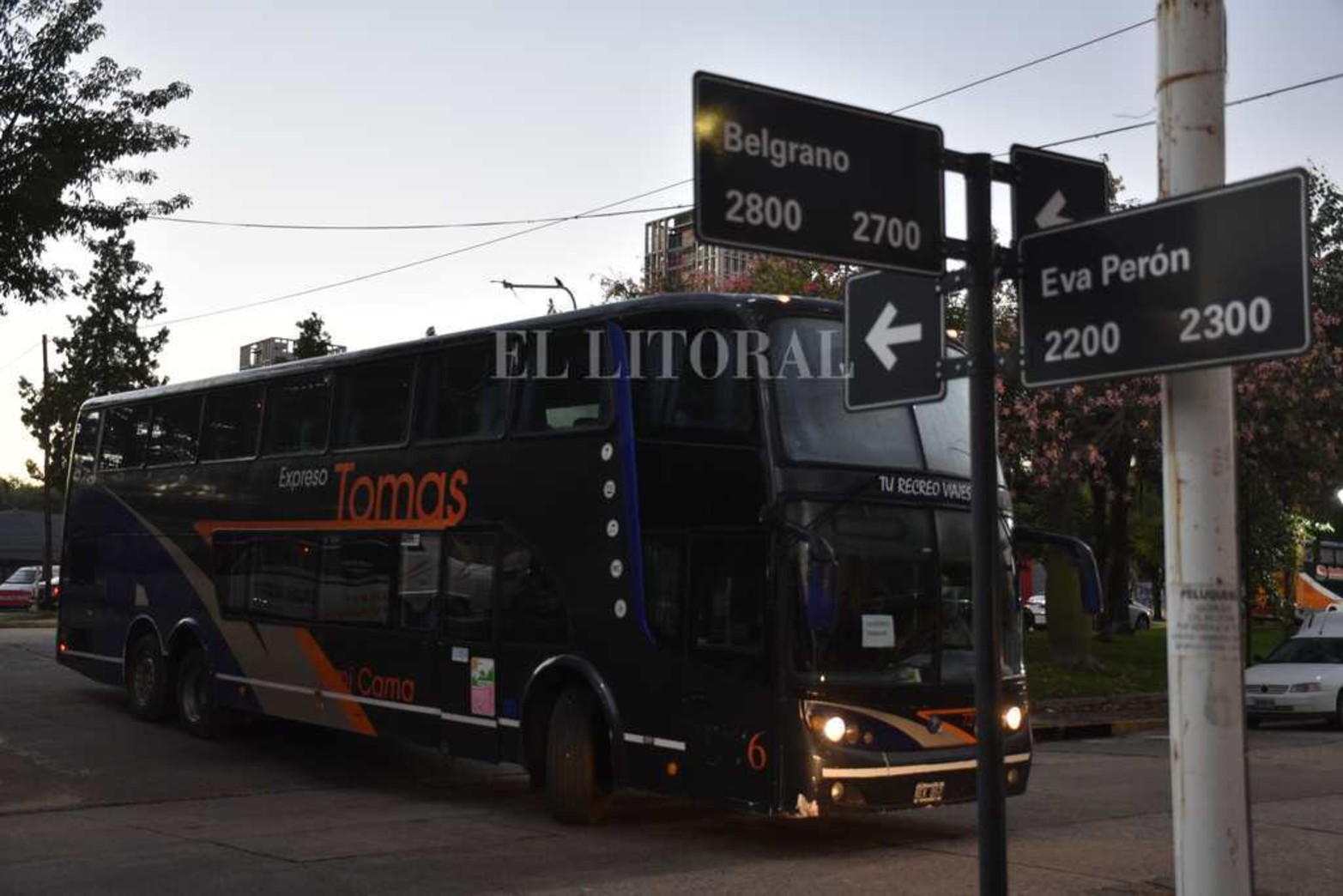 Desde las 6:00 AM los transportistas de pasajeros de turismo bloquearon los ingresos a la terminal. Reclaman poder trabajar así como lo hacen las empresas con líneas regulares.
